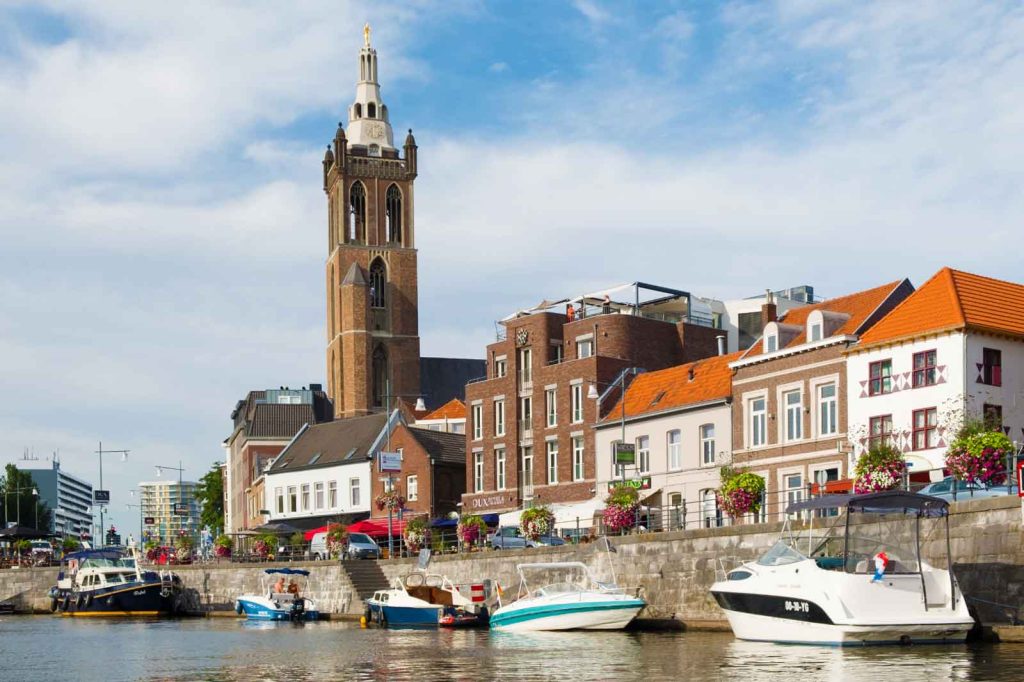 De Roerkade vanaf het water